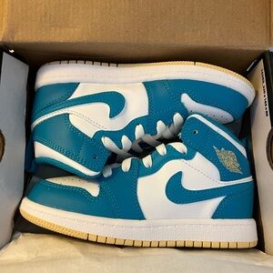 Jordan 1 Mid (PS) Aquatone/Celestial Gold-White Little Kids Size 11C. Brand New.